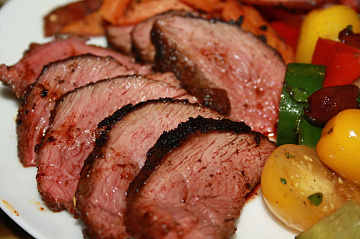 Стейк из мяса крокодила Фото Стейк из мяса крокодила