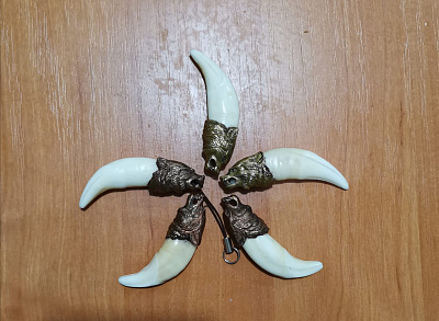 Превью Клык волка с головой из металла