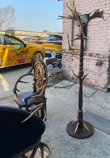 Фото Вешалка напольная из рога оленя